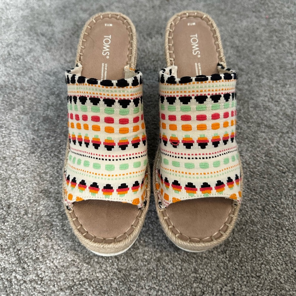 NWT Tom’s wedge sandals
